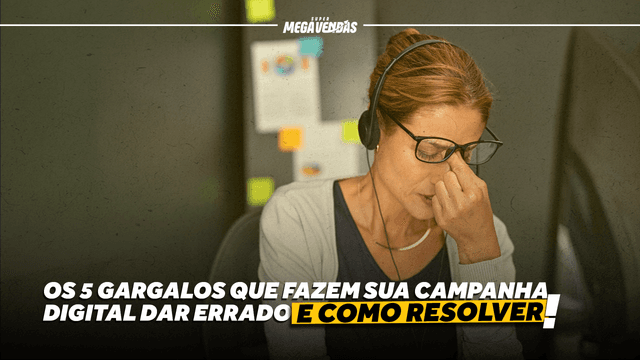 Imagem de uma mulher com óculos e cabelo preso, olhando para um monitor