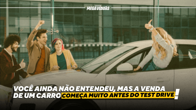 Três pessoas em pé ao lado de um carro branco, sorrindo e celebrando. À esquerda, um homem de cabelo castanho cacheado e barba, vestindo blazer marrom e camisa clara, mostra sinal de positivo com a mão. Ao centro, um homem de cabelo castanho liso, usando jaqueta bege sobre camisa marrom, ergue o braço com o punho fechado em comemoração. À direita dele, uma mulher de cabelo curto pintado de rosa e roxo, usando blazer mostarda sobre blusa verde, sorri e olha para a motorista. Dentro do carro, uma mulher loira de cabelo comprido, vestindo blusa cinza, se inclina para fora da janela e levanta o polegar em resposta.