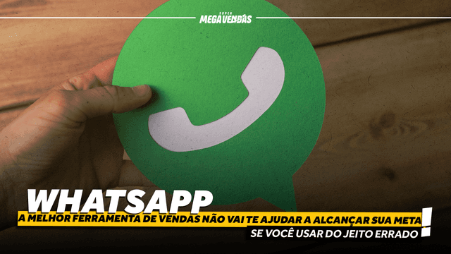 Imagem da mão de uma pessoas tocando um ícone do WhatsApp em uma tela verde